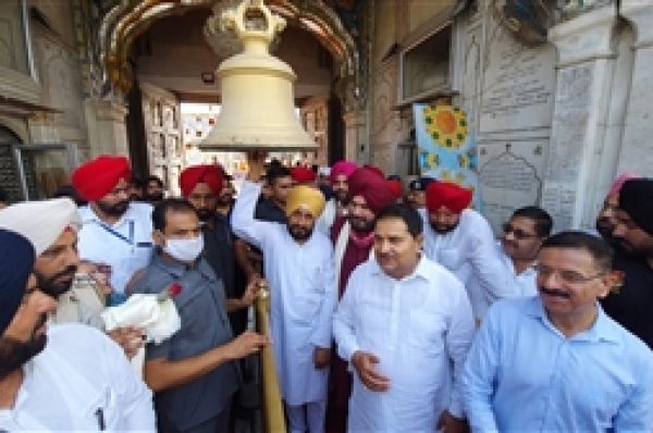 ਦਰਬਾਰ ਸਾਹਿਬ ਮੱਥਾ ਟੇਕਣ ਤੋਂ ਬਾਅਦ ਸ਼੍ਰੀ ਦੁਰਗਿਆਣਾ ਮੰਦਰ ਨਤਮਸਤਕ ਹੋਏ ਮੁੱਖ ਮੰਤਰੀ ਚਰਨਜੀਤ ਸਿੰਘ ਚੰਨੀ ਤੇ ਸਿੱਧੂ
