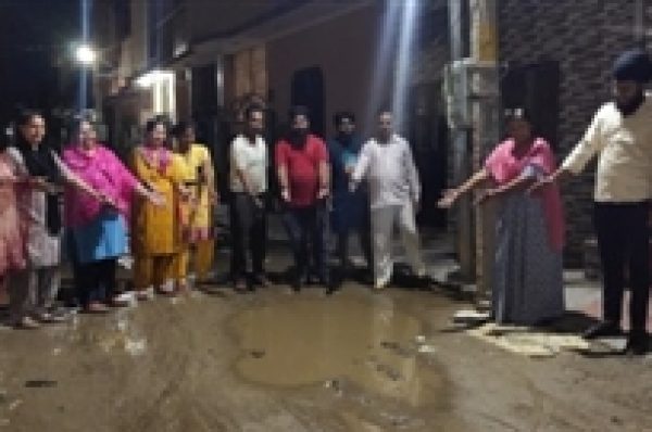 ਵਾਰਡ ਨੰਬਰ 39 ‘ਚ ਪੁੱਟੀ ਸੜਕ ਲੋਕਾਂ ਲਈ ਬਣੀ ਮੁਸੀਬਤ