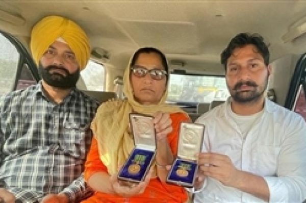 ਸ਼ੌਰਿਆ ਚੱਕਰ ਮੋੜਨ ਰਾਸ਼ਟਰੀ ਭਵਨ ਪੁੱਜੀ ਕਾਮਰੇਡ ਬਲਵਿੰਦਰ ਦੀ ਪਤਨੀ ਨੇ ਰਾਸ਼ਟਰਪਤੀ ਤੋਂ ਮੰਗੀ ਸਵੈਇੱਛਾ ਮੌਤ