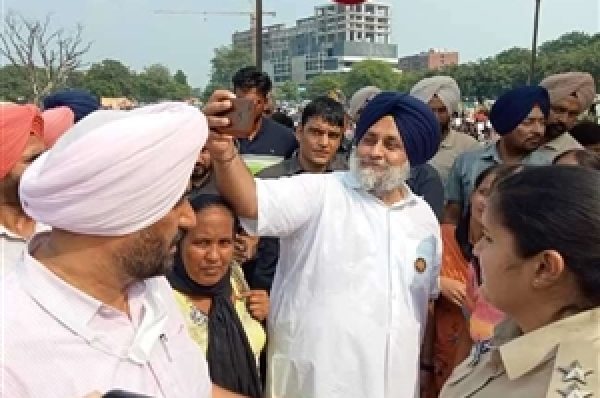ਸੁਖਬੀਰ ਬਾਦਲ ਪਹੁੰਚੇ ਆਂਗਣਵਾੜੀ ਵਰਕਰਾਂ ਦੇ ਧਰਨੇ ‘ਤੇ, ਕਿਹਾ – ਕਾਂਗਰਸ ਨਹੀਂ ਸੁਣੇਗੀ, ਸਿੱਧੂ ਦੇ ਸਾਰੇ ਰਸਤੇ ਹੋਏ ਬੰਦ