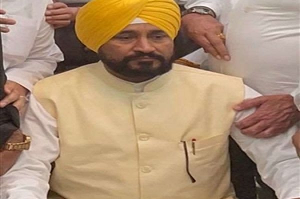 CM ਚੰਨੀ ਦਾ ਵੱਡਾ ਹੁਕਮ, 58 ਸਾਲ ਪੂਰੇ ਕਰ ਚੁੱਕੇ ਸਰਕਾਰੀ ਮੁਲਾਜ਼ਮ ਨੌਜਵਾਨਾਂ ਲਈ ਕੁਰਸੀਆਂ ਛੱਡਣ, ਖੇਤੀ ਮਜ਼ਦੂਰਾਂ ਤੇ ਬੇਜ਼ਮੀਨਿਆਂ ਨੂੰ ਦਿੱਤੀ ਵੱਡੀ ਸੌਗਾਤ