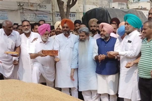 ਦੋ ਮੰਤਰੀਆਂ ਨੇ ਖੰਨਾ ‘ਚ ਕੀਤੀ ਝੋਨੇ ਦੀ ਸਰਕਾਰੀ ਖ਼ਰੀਦ ਦੀ ਸ਼ੁਰੂਆਤ, ਖ਼ਰੀਦ ਵਿਚ ਦੇਰੀ ਲਈ ਕੇਂਦਰ ਸਰਕਾਰ ਨੂੰ ਠਹਿਰਾਇਆ ਜ਼ਿੰਮੇਵਾਰ