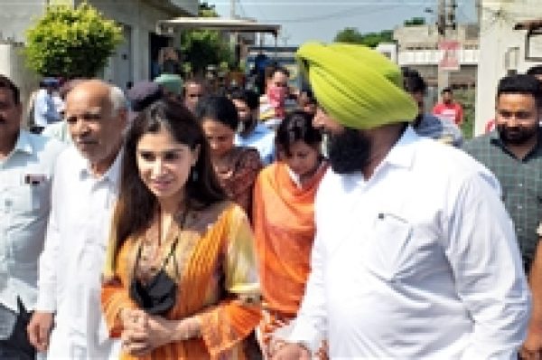 ਨਵਜੋਤ ਸਿੱਧੂ ਦੀ ਗ਼ੈਰ-ਹਾਜ਼ਿਰੀ ‘ਚ ਬੇਟੀ ਰਾਬੀਆ ਨੇ ਸੰਭਾਲੀ ਅੰਮ੍ਰਿਤਸਰ ਪੂਰਬੀ ਦੀ ਕਮਾਨ, ਪਿਤਾ ਦੇ ਹੱਕ ‘ਚ ਦਿੱਤਾ ਇਹ ਬਿਆਨ