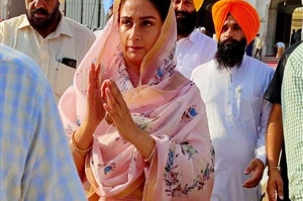 ਹਰਸਿਮਰਤ ਕੌਰ ਬਾਦਲ ਨੇ ਸ੍ਰੀ ਹਰਿਮੰਦਰ ਸਾਹਿਬ ਟੇਕਿਆ ਮੱਥਾ, ਮੀਡੀਆ ਤੋਂ ਬਣਾਈ ਦੂਰੀ
