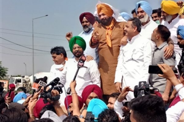 ਨਵਜੋਤ ਸਿੱਧੂ ਮੋਹਾਲੀ ਪੁੱਜੇ, ਥੋੜ੍ਹੀ ਦੇਰ ‘ਚ ਕਾਂਗਰਸੀ ਆਗੂਆਂ ਦਾ ਜੱਥਾ ਲਖੀਮਪੁਰ ਖੀਰੀ ਹੋਵੇਗਾ ਰਵਾਨਾ