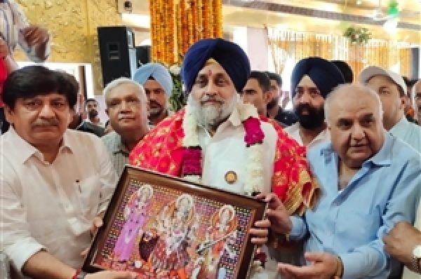 ਅਕਾਲੀ ਦਲ ਦੇ ਪ੍ਰਧਾਨ ਸੁਖਬੀਰ ਬਾਦਲ ਸ਼੍ਰੀ ਦੇਵੀ ਤਲਾਬ ਮੰਦਰ ਵਿਖੇ ਹੋਏ ਨਸਮਤਕ
