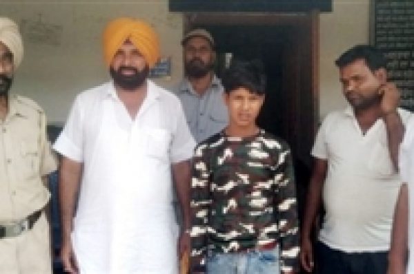 ਜਾਨ ਜ਼ੋਖਮ ‘ਚ ਪਾ ਕੇ ਨੌਜਵਾਨ ਨੂੰ ਰੇਲਗੱਡੀ ਹੇਠ ਆਉਣ ਤੋਂ ਬਚਾਇਆ
