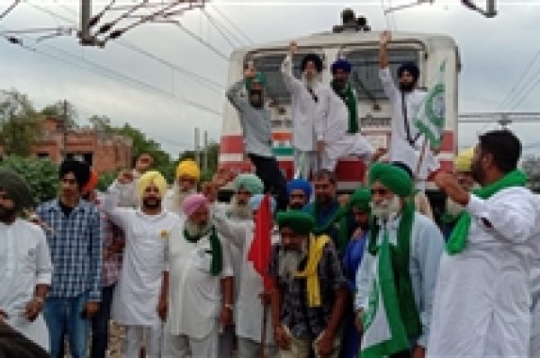 ਰੇਲਵੇ ਸਟੇਸ਼ਨਾਂ ਤੇ ਵੱਖ-ਵੱਖ ਥਾਂਵਾਂ ‘ਤੇ ਕਿਸਾਨਾਂ ਨੇ ਲਾਇਆ ਧਰਨਾ, ਦੇਖੋ ਤਸਵੀਰਾਂ