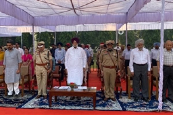 ਉਪ ਮੁੱਖ ਮੰਤਰੀ ਸੁਖਜਿੰਦਰ ਸਿੰਘ ਰੰਧਾਵਾ ਨੇ ਪੰਜਾਬ ਪੁਲਿਸ ਦੇ ਸ਼ਹੀਦਾਂ ਨੂੰ ਦਿੱਤੀ ਸ਼ਰਧਾਂਜਲੀ