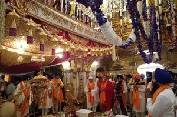 ਸ੍ਰੀ ਗੁਰੂ ਰਾਮਦਾਸ ਜੀ ਦੇ ਪ੍ਰਕਾਸ਼ ਪੁਰਬ ਸਜਾਇਆ ਜਲੌਅ, ਭਾਰੀ ਗਿਣਤੀ ‘ਚ ਸੰਗਤਾਂ ਹੋਈਆਂ ਨਤਮਸਤਕ