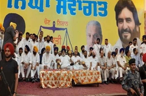 ਜਲੰਧਰ ‘ਚ ਸੁਖਬੀਰ ਬਾਦਲ ਨੇ ਕਿਹਾ – ਪੰਜਾਬ ਕਾਂਗਰਸ ‘ਚ ਮਿਸਲ ਯੁੱਗ ਦੀ ਵਾਪਸੀ, ਸਿੰਘੂ ਬਾਰਡਰ ‘ਤੇ ਜਾਨ ਗਵਾਉਣ ਵਾਲਿਆਂ ਨੂੰ ਮਿਲੇ ਵਿੱਤੀ ਸਹਾਇਤਾ