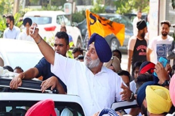 ਚੋਣਾਂ ਤੋਂ ਪਹਿਲਾਂ ਜਲੰਧਰ ‘ਚ ਸੁਖਬੀਰ ਦਾ ਨਵਾਂ ਅੰਦਾਜ਼, ਕਦੇ ਸੈਲਫੀ ਲਈ ਅਤੇ ਕਦੇ ਦੁਕਾਨ ‘ਚ ਖਾਣ ਲਈ ਬੈਠ ਗਏ