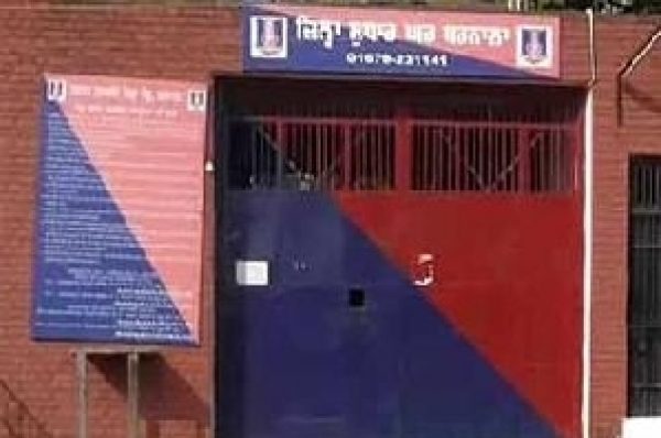 ਜ਼ਿਲ੍ਹਾ ਜੇਲ੍ਹ ਬਰਨਾਲਾ ਦੇ ਬੰਦੀਆਂ ਨੇ ਗਰੁੱਪ ਬਣਾ ਕੀਤੀ ਗੁੰਡਾਗਰਦੀ, ਜੇਲ੍ਹ ਵਾਰਡਨ ਦੀ ਕੁੱਟਮਾਰ ਕਰਦਿਆਂ ਪਾੜੀ ਵਰਦੀ, FIR ਦਰਜ