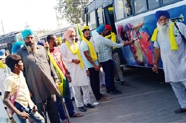 ਮਾਲੇਰਕੋਟਲਾ ’ਚ ਮੁੱਖ ਮੰਤਰੀ ਚੰਨੀ ਦਾ ਜ਼ਬਰਦਸਤ ਵਿਰੋਧ, ਕਿਸਾਨਾਂ ਨੇ ਬੱਸਾਂ ਪਿੱਛੇ ਚੰਨੀ ਦੇ ਪੋਸਟਰਾਂ ’ਤੇ ਫੇਰੀ ਕਾਲਖ