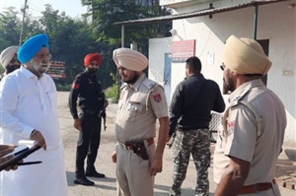 ਉਪ ਮੁੱਖ ਮੰਤਰੀ ਵੱਲੋਂ ਨਾਕਿਆਂ ਦੀ ਅਚਨਚੇਤੀ ਚੈਕਿੰਗ, ਚਾਰ ਪੁਲਿਸ ਕਰਮੀ ਮੁਅੱਤਲ