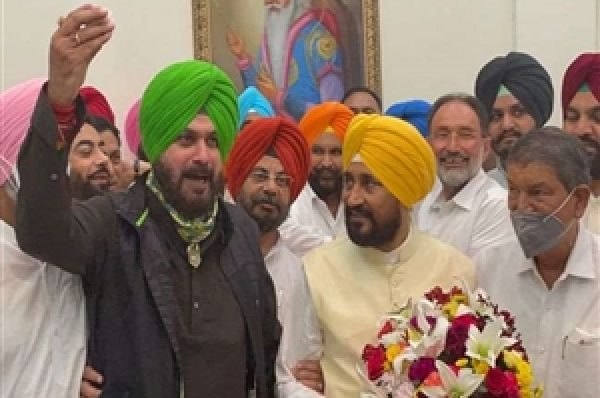 ਪੰਜਾਬ ਭਵਨ ’ਚ ਚੰਨੀ ਅਤੇ ਸਿੱਧੂ ਦੀ ਗੱਲਬਾਤ ਖਤਮ, ਦੋ ਅਫ਼ਸਰਾਂ ਨੂੰ ਹਟਾਉਣ ਦੇ ਸੰਕੇਤ, ਸੀਐੱਮ ਨੇ 4 ਅਕਤੂਬਰ ਨੂੰ ਬੁਲਾਈ ਕੈਬਨਿਟ ਮੀਟਿੰਗ