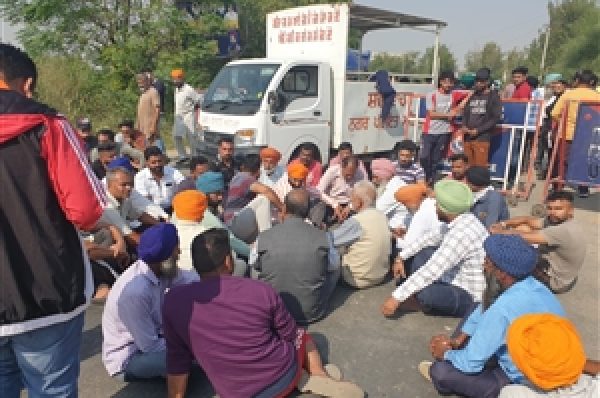 ਮਹਿਤਪੁਰ ‘ਚ ਨੌਜਵਾਨ ਦੀ ਗੋਲੀਆਂ ਮਾਰ ਕੇ ਹੱਤਿਆ, ਪਰਿਵਾਰਕ ਮੈਂਬਰਾਂ ਨੇ ਲਾਇਆ ਜਾਮ