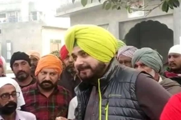 ਅਸਤੀਫ਼ਾ ਵਾਪਸ ਲੈਣ ਦੇ ਦੂਸਰੇ ਦਿਨ ਗੁਰਦੁਆਰਾ ਬੁਰਜ ਜਵਾਹਰ ਸਿੰਘ ਵਾਲਾ ਨਤਮਸਤਕ ਹੋਏ ਸਿੱਧੂ, ਬੇਅਦਬੀ ਦੇ ਦੋਸ਼ੀਆਂ ਲਈ ਕੀਤੀ ਮਿਸਾਲੀ ਸਜ਼ਾ ਦੀ ਅਰਦਾਸ