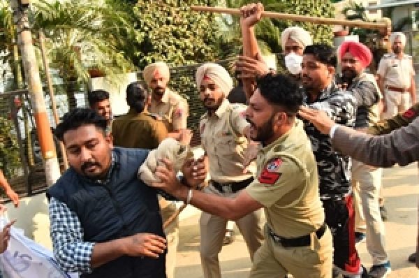 ਬੈਰੀਕੇਡ ਟੱਪ ਕੇ ਮੰਤਰੀ ਦੀ ਘਰ ’ਚ ਵਡ਼ੇ ਪੀਟੀਆਈ ਅਧਿਆਪਕ, ਐੱਸਐੱਚਓ ਲਾਈਨ ਹਾਜ਼ਰ