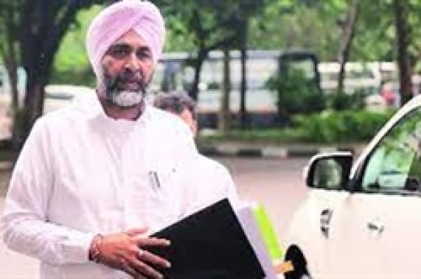ਪੰਜਾਬ ਦੇ ਵੀਹ ਹਜ਼ਾਰ ਅਧਿਆਪਕਾਂ ਨੂੰ ਜਲਦੀ ਮਿਲ ਸਕਦੀ ਹੈ ਖ਼ੁਸ਼ਖ਼ਬਰੀ, ਵਿੱਤ ਮੰਤਰੀ ਮਨਪ੍ਰੀਤ ਹੱਲ ਕੱਢਣ ਲਈ ਦਿੱਲੀ ਪੁੱਜੇ