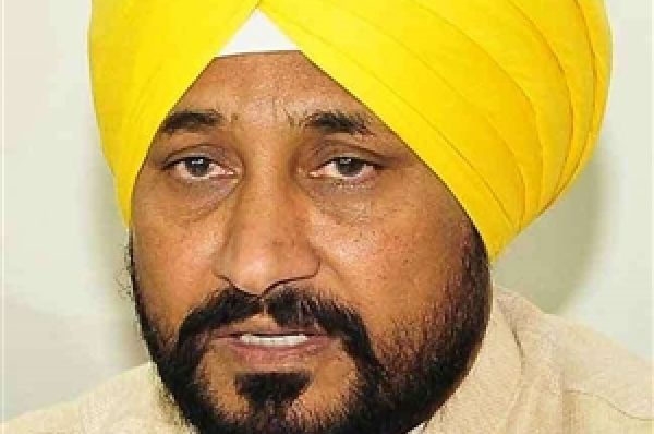 ਮੁੱਖ ਮੰਤਰੀ ਚੰਨੀ ਨੇ ਕਿਸਾਨ ਅੰਦੋਲਨ ‘ਚ ਜਾਨਾਂ ਗਵਾਉਣ ਵਾਲੇ ਕਿਸਾਨਾਂ ਦੇ ਪਰਿਵਾਰਾਂ ਨੂੰ ਨਿਯੁਕਤੀ ਪੱਤਰ ਸੌਂਪੇ
