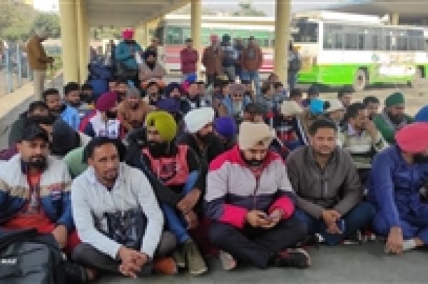 ਪਨਬੱਸ/PRTC ਮੁਲਾਜ਼ਮਾਂ ਨੇ ਬੱਸਾਂ ਬੰਦ ਕਰਕੇ ਕੱਢੀ ਭੜਾਸ, 7 ਦਸੰਬਰ ਨੂੰ ਅਣਮਿੱਥੇ ਸਮੇਂ ਲਈ ਚੱਕਾ ਜਾਮ ਕਰਨ ਦਾ ਐਲਾਨ