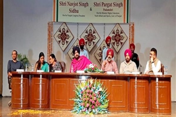 ਨਵਜੋਤ ਸਿੱਧੂ ਬੋਲੇ – ਵਾਅਦੇ ਕਰਨ ਵਾਲਿਆਂ ਨੂੰ ਸਵਾਲ ਕਰੋ ਕਿ ਨੌਕਰੀਆਂ ਕਿੱਥੋਂ ਦੇਵੋਗੇ; ਬਿਜਲੀ ਫ੍ਰੀ ਨਹੀਂ, 24 ਘੰਟੇ ਚਾਹੀਦੀ ਐ