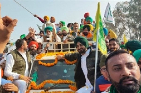 ਕਿਸਾਨੀ ਮੋਰਚੇ ਤੋਂ ਪਰਤੇ ਕਿਸਾਨਾਂ ਦਾ ਸ਼ੰਭੂ ਬਾਰਡਰ ‘ਤੇ ਭਰਵਾਂ ਸਵਾਗਤ, ਏਅਰ ਕਰਾਫਟ ਨਾਲ ਵਰਸਾਏ ਫੁੱਲ