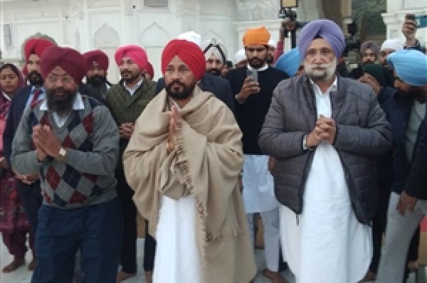 ਬੇਅਦਬੀ ਦੀ ਘਟਨਾ ਤੋਂ ਬਾਅਦ ਮੁੱਖ ਮੰਤਰੀ ਚੰਨੀ ਸ੍ਰੀ ਹਰਿਮੰਦਰ ਸਾਹਿਬ ਹੋਏ ਨਤਮਸਤਕ,ਹਾਲਾਤ ਦਾ ਲਿਆ ਜਾਇਜ਼ਾ