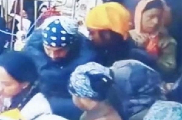ਸ਼੍ਰੀ ਦਰਬਾਰ ਸਾਹਿਬ ਦੀ ਬੇਅਦਬੀ: ਪਰਿਕਰਮਾ ਤੇ ਹੈਰੀਟੇਜ ਸਟਰੀਟ ‘ਚ ਦੋ ਲੋਕਾਂ ਨਾਲ ਗੱਲ ਕਰਦੇ ਨਜ਼ਰ ਆਇਆ ਦੋਸ਼ੀ ਨੌਜਵਾਨ