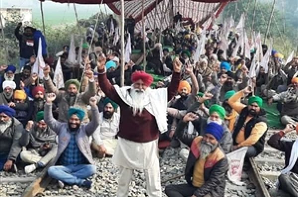 ਪੰਜਾਬ ‘ਚ ਕਿਸਾਨਾਂ ਨੇ ਅਣਮਿੱਥੇ ਸਮੇਂ ਲਈ ਰੋਕੇ ਰੋਲ ਟਰੈਕ, 40 ਗੱਡੀਆਂ ਰੱਦ, ਜਾਣੋ ਕੀ ਹਨ ਮੰਗਾਂ