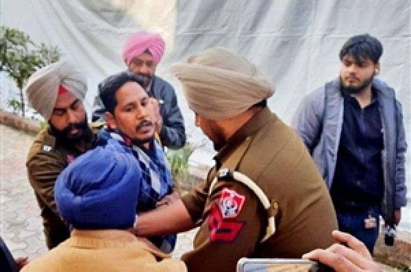 ਬੇਰੁਜ਼ਗਾਰਾਂ ਵੱਲੋਂ ਪਰਗਟ ਸਿੰਘ ਦੇ ਘਰ ਦੇ ਬਾਹਰ ਆਤਮਦਾਹ ਦੀ ਕੋਸ਼ਿਸ਼, ਪੁਲਿਸ ਗੱਡੀਆਂ ‘ਚ ਭਰ ਕੇ ਲੈ ਗਈ ਪ੍ਰਦਰਸ਼ਨਕਾਰੀ