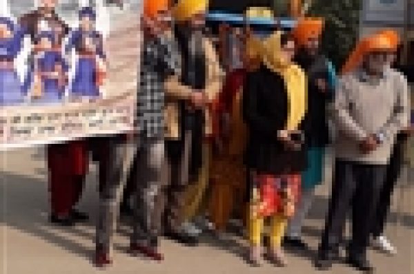 NSS ਕੈਂਪ ਸਾਹਿਬਜ਼ਾਦਿਆਂ ਦੀ ਸ਼ਹਾਦਤ ਨੂੰ ਰਿਹਾ ਸਮਰਪਿਤ, ਵਲੰਟੀਅਰਜ਼ ਨੇ ਕੇਸਰੀ ਪੱਗਾਂ ਤੇ ਦੁਪੱਟੇ ਪਹਿਨ ਕੇ ਕੀਤਾ ਮਾਰਚ