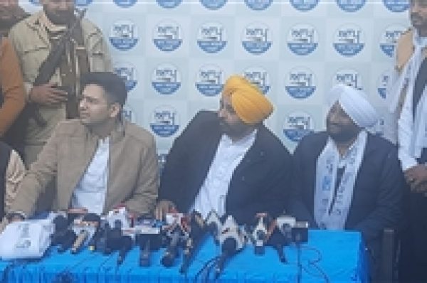 ਮੋਹਾਲੀ ਦੇ ਸਾਬਕਾ ਮੇਅਰ ਕੁਲਵੰਤ ਸਿੰਘ ਆਮ ਆਦਮੀ ਪਾਰਟੀ ‘ਚ ਸ਼ਾਮਲ, ਰਾਘਵ ਚੱਢਾ ਨੇ ਕਿਹਾ- ਚੰਡੀਗੜ੍ਹ ਟ੍ਰੇਲਰ, ਫਿਲਮ ਪੰਜਾਬ ਹੈ