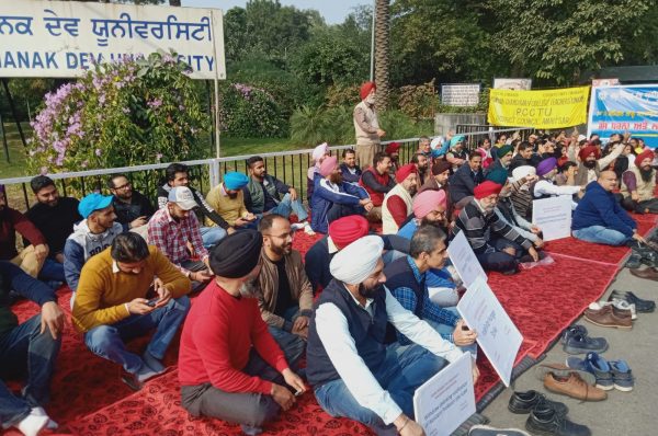 GNDU ਪੁੱਜੇ ਮੁੱਖ ਮੰਤਰੀ ਚੰਨੀ ਨੂੰ ਕਰਨਾ ਪਿਆ ਭਾਰੀ ਵਿਰੋਧ ਦਾ ਸਾਹਮਣਾ, ਗੇਟ ਦੇ ਬਾਹਰ ਅਧਿਆਪਕਾਂ ਨੇ ਕੀਤੀ ਨਾਅਰੇਬਾਜ਼ੀ