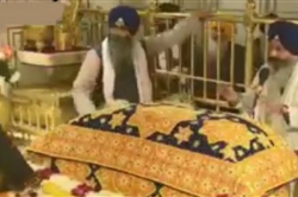 ਸ੍ਰੀ ਹਰਿਮੰਦਰ ਸਾਹਿਬ ਅੰਮ੍ਰਿਤਸਰ ’ਚ ਬੇਅਦਬੀ ਦੀ ਕੋਸ਼ਿਸ਼, ਭੀੜ ਨੇ ਉਤਾਰਿਆ ਮੌਤ ਦੇ ਘਾਟ
