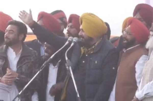 ਮੋਗਾ ‘ਚ ਫੂਡ ਗਰੇਡ ਐਂਡ ਵਰਕਰ ਯੂਨੀਅਨ ਵੱਲੋਂ ਕੀਤੀ ਰੈਲੀ ‘ਚ ਪਹੁੰਚੇ ਨਵਜੋਤ ਸਿੱਧੂ, ਆਪਣੇ ਅੰਦਾਜ਼ ‘ਚ ਲਾਇਆ ਛੱਕਾ