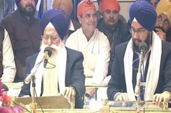 CM ਚੰਨੀ ਤੇ ਸਿੱਧੂ ਨਾਲ ਦਰਬਾਰ ਸਾਹਿਬ ਪਹੁੰਚੇ ਰਾਹੁਲ ਗਾਂਧੀ, ਕਾਂਗਰਸੀ ਉਮੀਦਵਾਰਾਂ ਨਾਲ ਟੇਕਿਆ ਮੱਥਾ