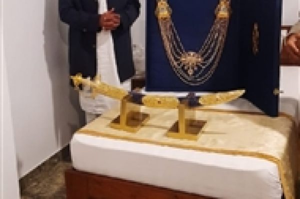 ਗੁਰੂਘਰ ਦੇ ‘ਅਨਿਨ ਸੇਵਕ’ ਡਾ. ਸਮਰਾ ਨੇ ਤਖ਼ਤ ਸ੍ਰੀ ਪਟਨਾ ਸਾਹਿਬ ’ਚ ਬਹੁ-ਕਰੋੜੀ ਹੀਰਿਆਂ ਦਾ ਹਾਰ ਭੇਟ ਕੀਤਾ