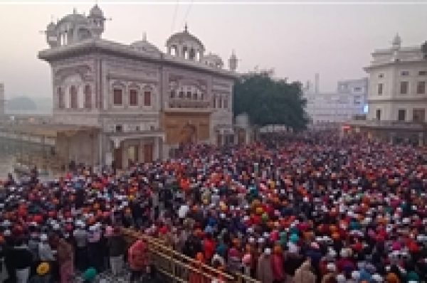 ਸੱਚਖੰਡ ਸ੍ਰੀ ਹਰਿਮੰਦਰ ਸਾਹਿਬ ਵਿਖੇ ਨਵਾਂ ਸਾਲ ਮਨਾਉਣ ਪਹੁੰਚੀਆਂ ਸੰਗਤਾਂ ਦਾ ਆਇਆ ਹੜ੍ਹ, ਸੁਖਬੀਰ ਬਾਦਲ ਤੇ ਹਰਸਿਮਰਤ ਬਾਦਲ ਨੇ ਵੀ ਟੇਕਿਆ ਮੱਥਾ