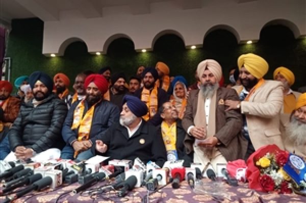 ਕਾਂਗਰਸੀ ਕੌਂਸਲਰ ਸਣੇ ਕਈ ਵਰਕਰ ਅਕਾਲੀ ਦਲ ‘ਚ ਸ਼ਾਮਲ, ਸੁਖਬੀਰ ਬਾਦਲ ਬੋਲੇ- ਚੰਨੀ ਦੇ ਘਰ ਰੇਡ ਹੁੰਦੀ ਤਾਂ 300 ਕਰੋੜ ਮਿਲਦੇ