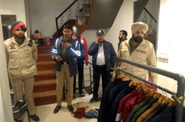 ਨਵੇਂ ਸਾਲ ਮੌਕੇ ਚਾਰ ਸ਼ੋਅ ਰੂਮਾਂ ‘ਚ ਚੋਰਾਂ ਨੇ ਕਰੀਬ 20 ਲੱਖ ਦੇ ਕੱਪੜੇ, ਬੂਟ ਤੇ ਨਕਦੀ ਕੀਤੀ ਚੋਰੀ, ਪੁਲਿਸ ਚੋਰਾਂ ਦੀ ਭਾਲ ‘ਚ