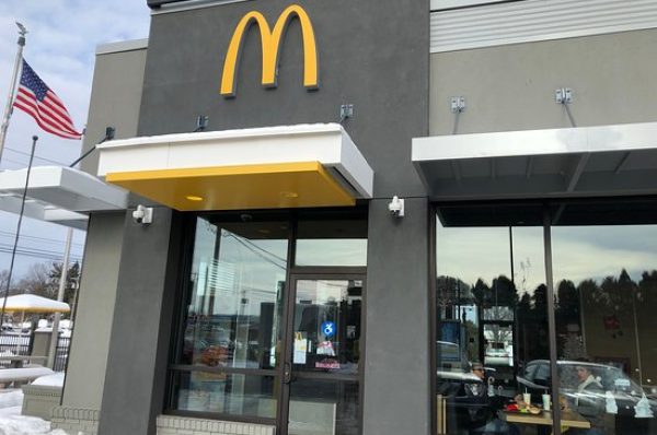 ਰੂਸ ‘ਚ McDonald’s ਬੰਦ ਹੋਣ ‘ਤੇ ਦੁਖੀ ਲੋਕਾਂ ਨੂੰ ਔਰਤ ਨੇ ਲਗਾਈ ਲਤਾੜ, ਕਿਹਾ- ‘ਜੰਗ ਤੋਂ ਜ਼ਿਆਦਾ ਬਰਗਰ ਦੀ ਚਿੰਤਾ’