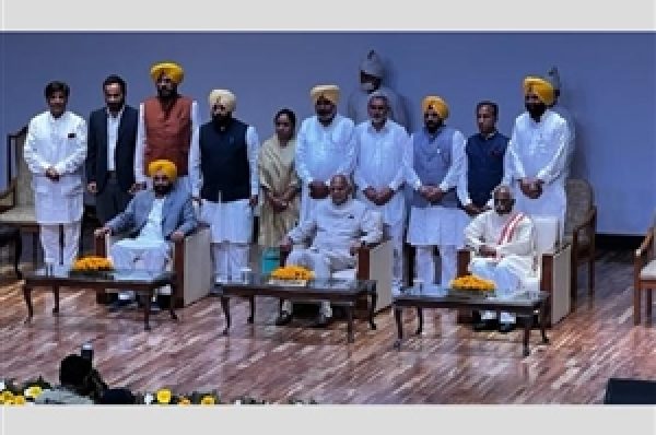 ਬਸੰਤੀ ਪੱਗਾਂ ਬੰਨ੍ਹ ਕੇ AAP ਕੈਬਨਿਟ ਦੇ ਮੰਤਰੀਆਂ ਨੇ ਚੁੱਕੀ ਸਹੁੰ,ਬੈਂਸ ਸਭ ਤੋਂ ਛੋਟੇ ਤੇ ਧਾਲੀਵਾਲ ਸਭ ਤੋਂ ਬਜ਼ੁਰਗ ਮੰਤਰੀ