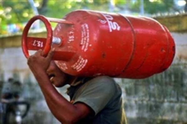 LPG ਸਿਲੰਡਰ ਫਿਰ ਹੋਇਆ ਮਹਿੰਗਾ, ਤੇਲ ਕੰਪਨੀਆਂ ਨੇ ਕੀਤਾ 105 ਰੁਪਏ ਦਾ ਵਾਧਾ