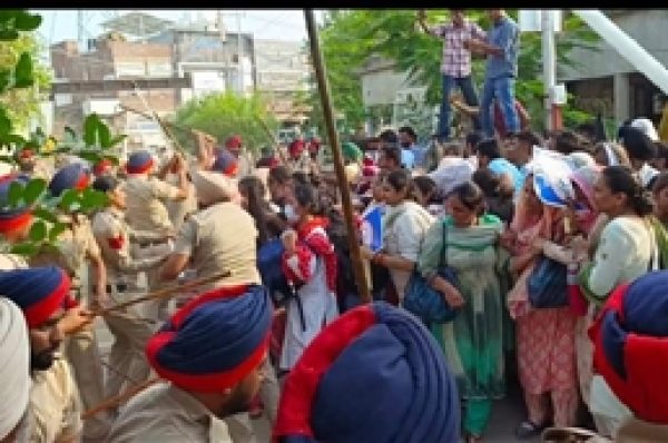 ਮੰਗਾਂ ਲਈ ਪ੍ਰਦਰਸ਼ਨ ਕਰ ਰਹੇ ਅਧਿਆਪਕਾਂ ’ਤੇ ਲਾਠੀਚਾਰਜ, ਕਈ ਅਧਿਆਪਕਾਂ ਨੂੰ ਹਿਰਾਸਤ ’ਚ ਲਿਆ