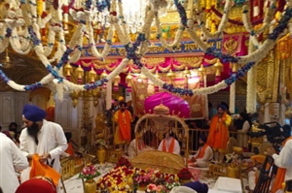 ਸ਼੍ਰੀ ਗੁਰੂ ਰਾਮਦਾਸ ਜੀ ਦੇ ਪ੍ਰਕਾਸ਼ ਪੁਰਬ ਸਬੰਧੀ ਸੱਚਖੰਡ ਸ੍ਰੀ ਹਰਿਮੰਦਰ ਸਾਹਿਬ ਵਿਖੇ ਸਜਾਏ ਜਲੌਅ