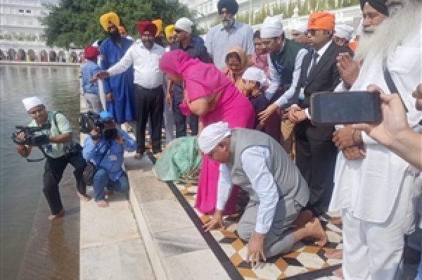 ਉਪ-ਰਾਸ਼ਟਰਪਤੀ ਸੱਚਖੰਡ ਸ੍ਰੀ ਹਰਿਮੰਦਰ ਸਾਹਿਬ ਵਿਖੇ ਹੋਏ ਨਤਮਸਤਕ, ਬੰਦੀ ਸਿੰਘਾਂ ਦੀ ਰਿਹਾਈ ਲਈ ਸ਼੍ਰੋਮਣੀ ਕਮੇਟੀ ਪ੍ਰਧਾਨ ਐਡਵੋਕੇਟ ਹਰਜਿੰਦਰ ਸਿੰਘ ਧਾਮੀ ਨੇ ਦਿੱਤਾ ਮੰਗ ਪੱਤਰ