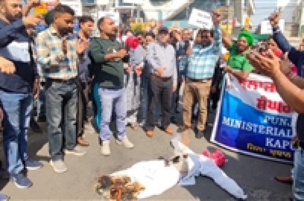 ਕਲਰਕਾਂ ਨੇ ਫੂਕਿਆ CM ਭਗਵੰਤ ਮਾਨ ਦਾ ਪੁਤਲਾ, ਪੈਦਲ ਮਾਰਚ ਕਰ ਕੀਤਾ ਸਰਕਾਰ ਖ਼ਿਲਾਫ਼ ਕੀਤੀ ਨਾਅਰੇਬਾਜ਼ੀ