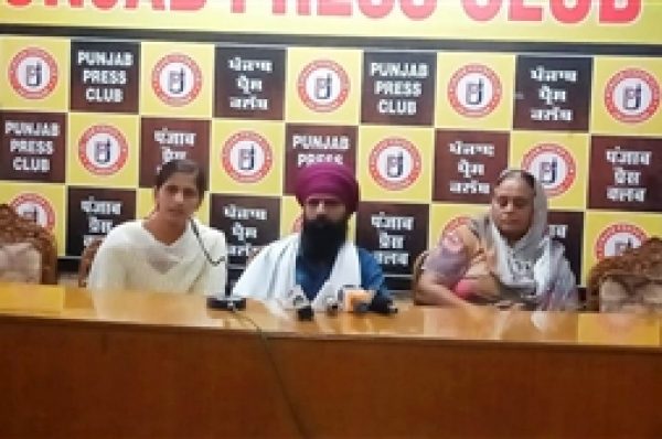 Jalandhar Crime : ਅੰਮ੍ਰਿਤਸਰ ਦੀ ਔਰਤ ਬੋਲੀ, ਪਤੀ ਨੇ ਧੋਖੇ ਨਾਲ ਕੀਤਾ ਤੀਜਾ ਵਿਆਹ, ਪੁਲਿਸ ਕਰੇ ਗ੍ਰਿਫ਼ਤਾਰ